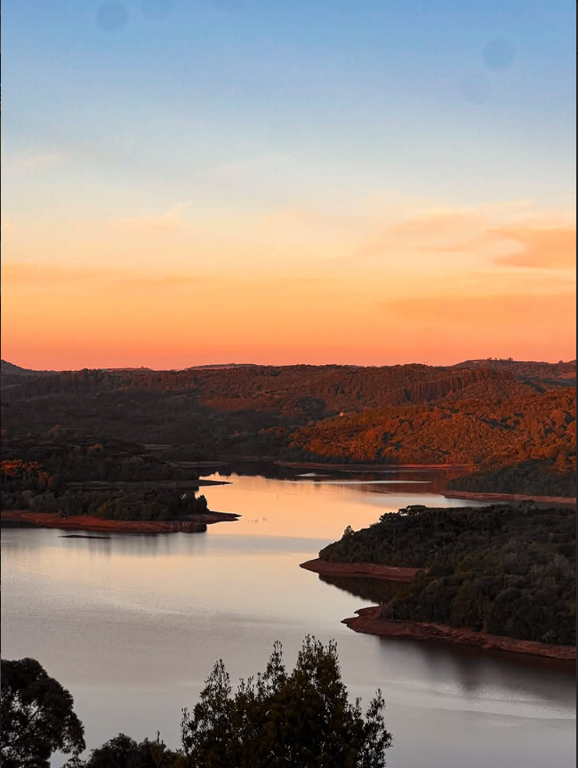 Vista para a Represa Faxinal ao entardecer