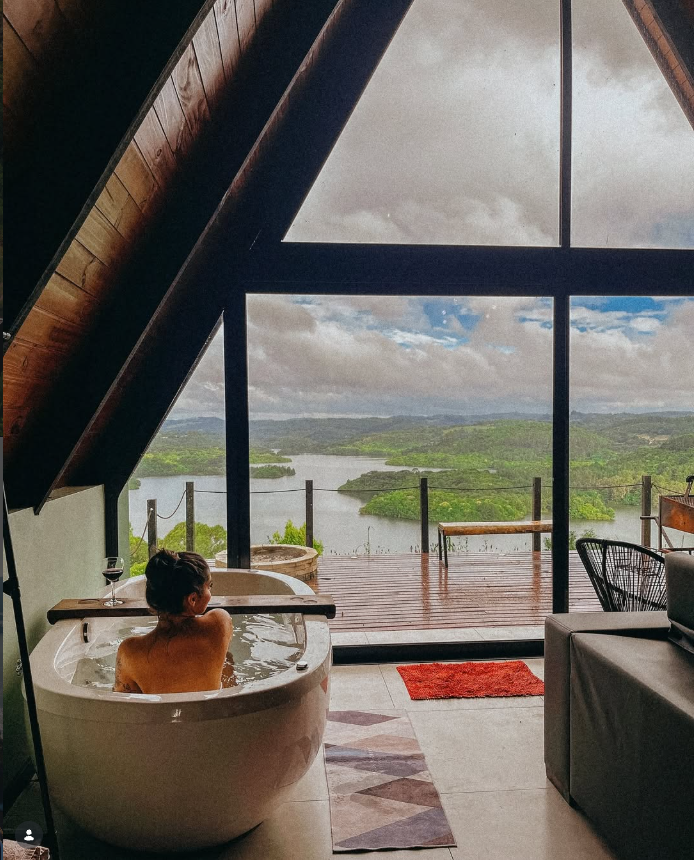 Ofurô posicionado diante do janelão com vista para a represa