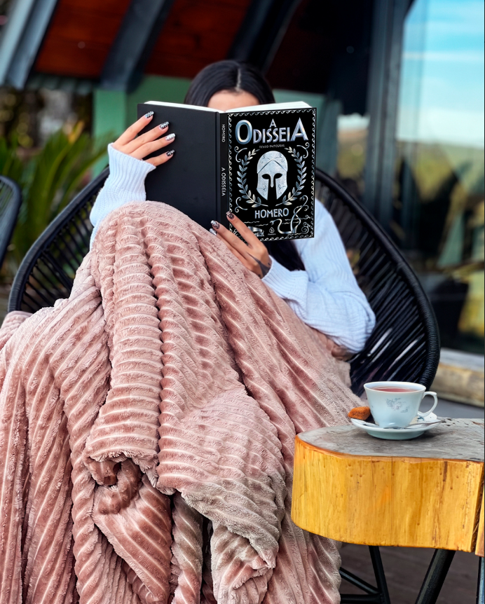 Leitura com manta e chá na varanda da cabana